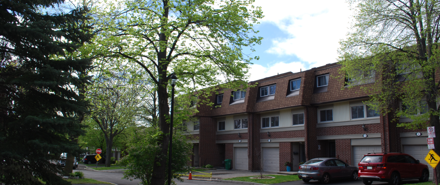 a topwn house complex on montevideo rd in Meadowvale Mississauga