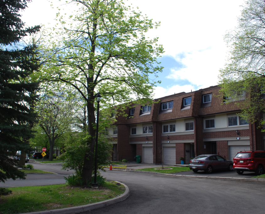 a topwn house complex on montevideo rd in Meadowvale Mississauga